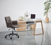 Moderner Drehsessel in einem stilvollen Büro, seitliche Perspektive