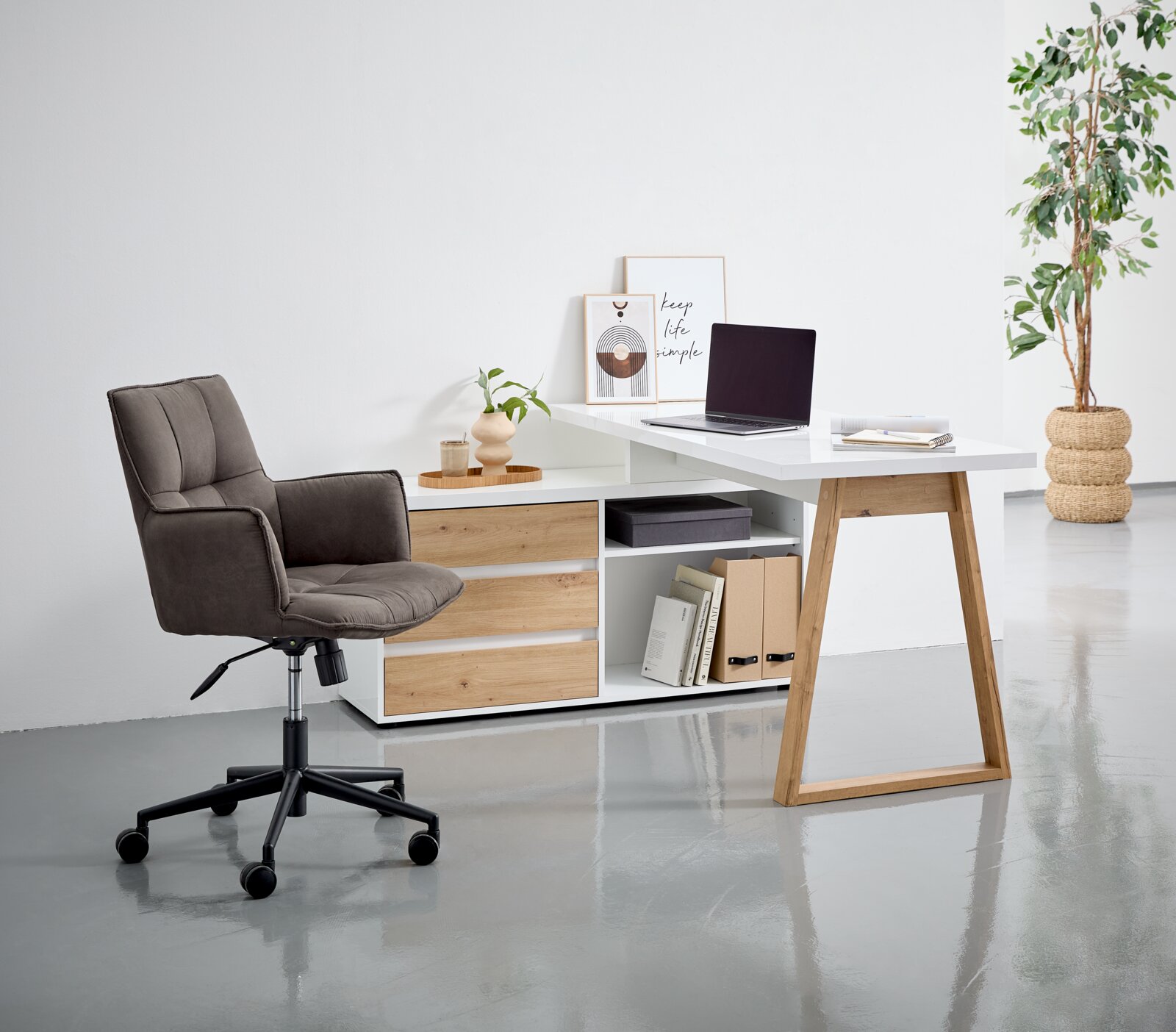 Moderner Drehsessel in einem stilvollen Büro, seitliche Perspektive