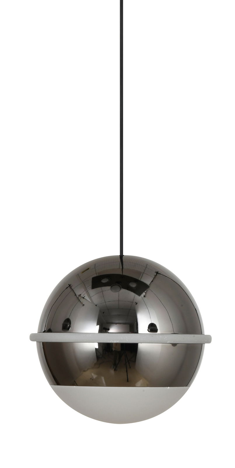 Moderne LED-Pendelleuchte in Kugelform, silberfarben, mit glänzender Oberfläche, aus der Frontalperspektive.