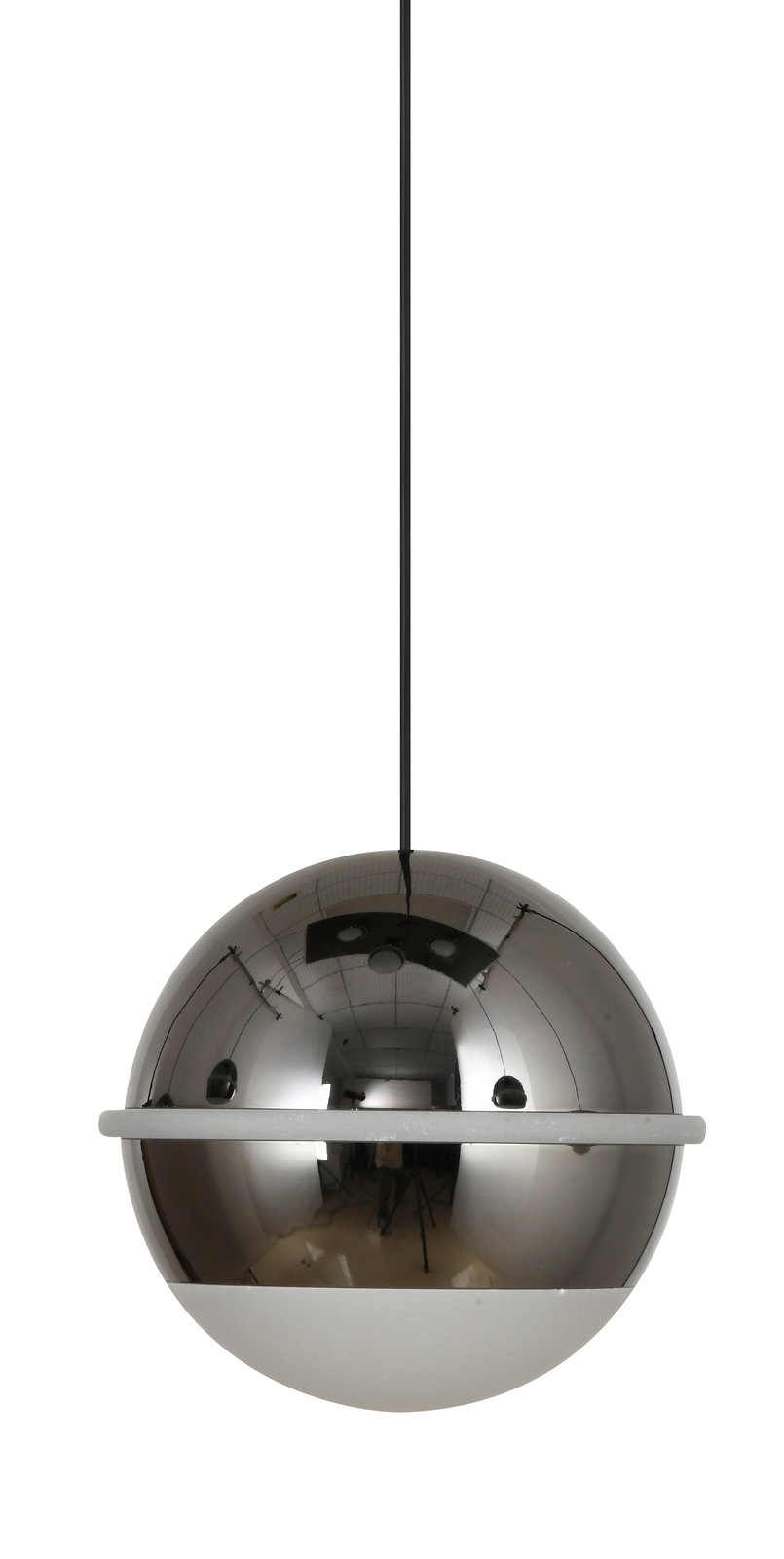 Moderne LED-hanglamp in bolvorm, zilverkleurig, met een glanzend oppervlak, gezien van voren.