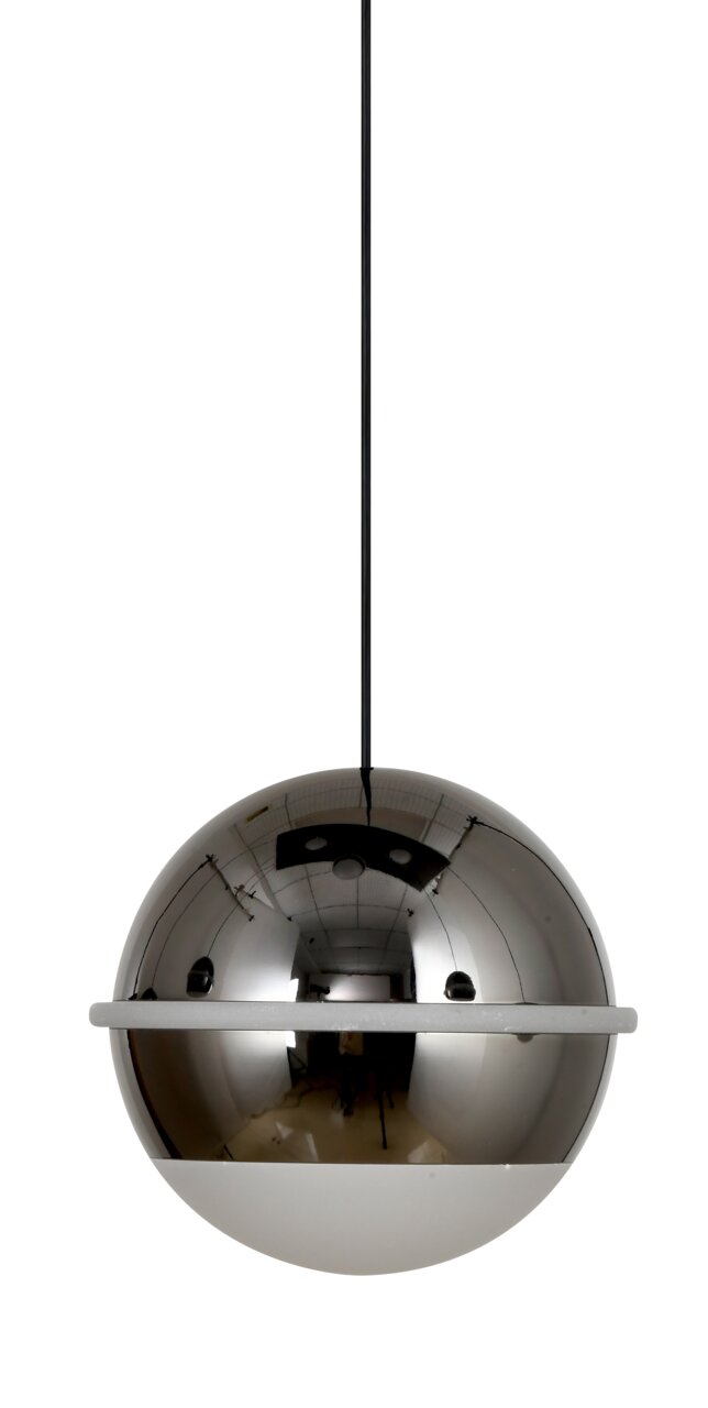 Moderne LED-hanglamp in bolvorm, zilverkleurig, met een glanzend oppervlak, gezien van voren.
