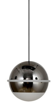 Moderne LED-hanglamp in bolvorm, zilverkleurig, met een glanzend oppervlak, gezien van voren.