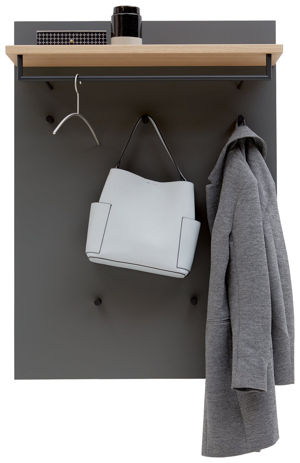 Garderoben-Set mit grauer Rückwand, Holzboden, Kleiderhaken, einer weißen Tasche und einem grauen Mantel, frontal betrachtet.