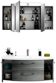 Moderne Badkombination mit grauem Holzfinish, bestehend aus einem Spiegelschrank mit offenen Türen und einem Waschbeckenunterschrank mit Schubladen, frontal betrachtet.