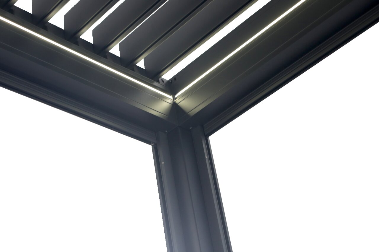 Detailansicht einer Pavillon-Ecke mit modernen, dunklen Metallstreben von unten betrachtet.