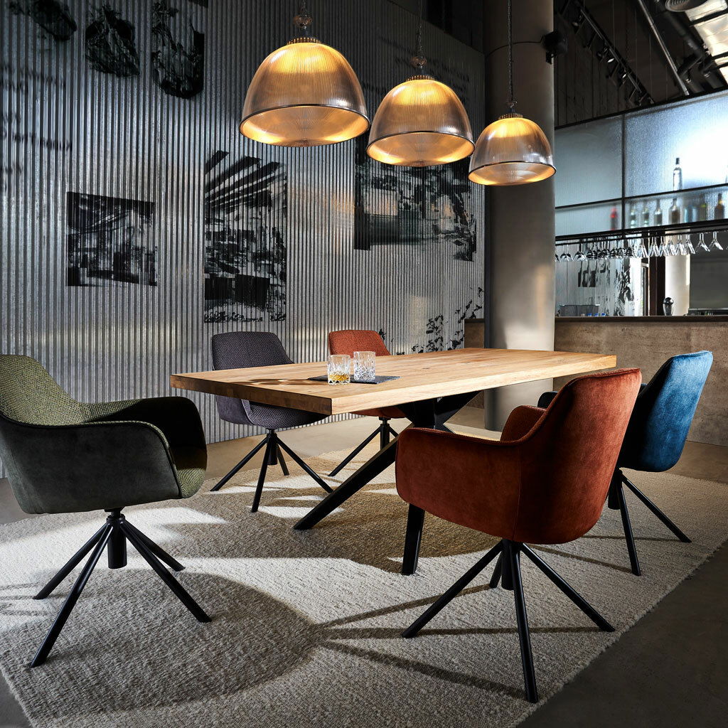 Moderne Esszimmerstühle in verschiedenen Farben um einen Holztisch, seitliche Perspektive