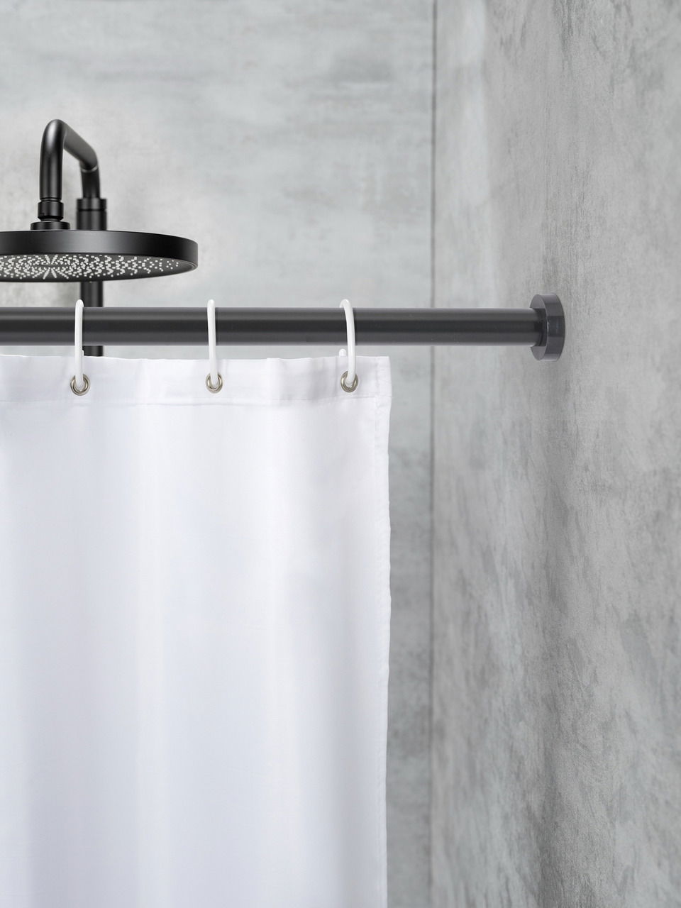 Teleskop Duschstange in einer modernen Badezimmerumgebung, seitliche Perspektive