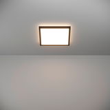 LED-Deckenleuchte ROVITO in quadratischer Form, von unten betrachtet, mit warmem Lichtschein.
