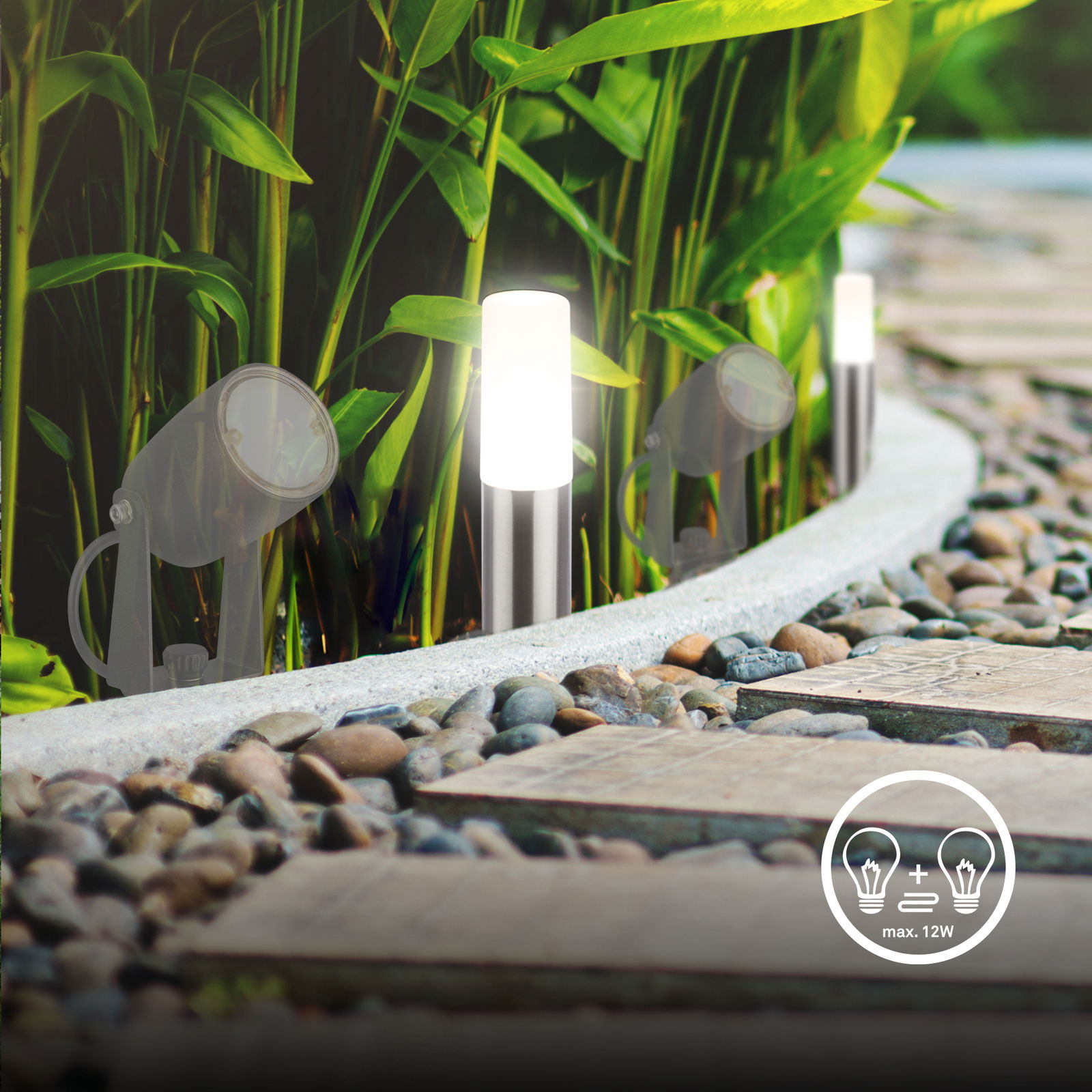 Bodenspikes Extensionset 3er S in einem Garten, beleuchtet und entlang eines gepflasterten Weges platziert, mit Pflanzen im Hintergrund. Perspektive von der Seite.