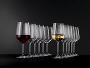 Stielglas Set mit 12 Gläsern, gefüllt mit Rot- und Weißwein, seitliche Perspektive