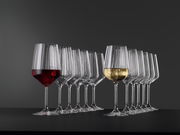 Stielglas Set mit 12 Gläsern, gefüllt mit Rot- und Weißwein, seitliche Perspektive