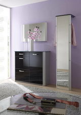 Moderner, schmaler Standspiegel in einem eleganten Raum mit lila Wand und schwarzem Schrank, seitliche Perspektive.