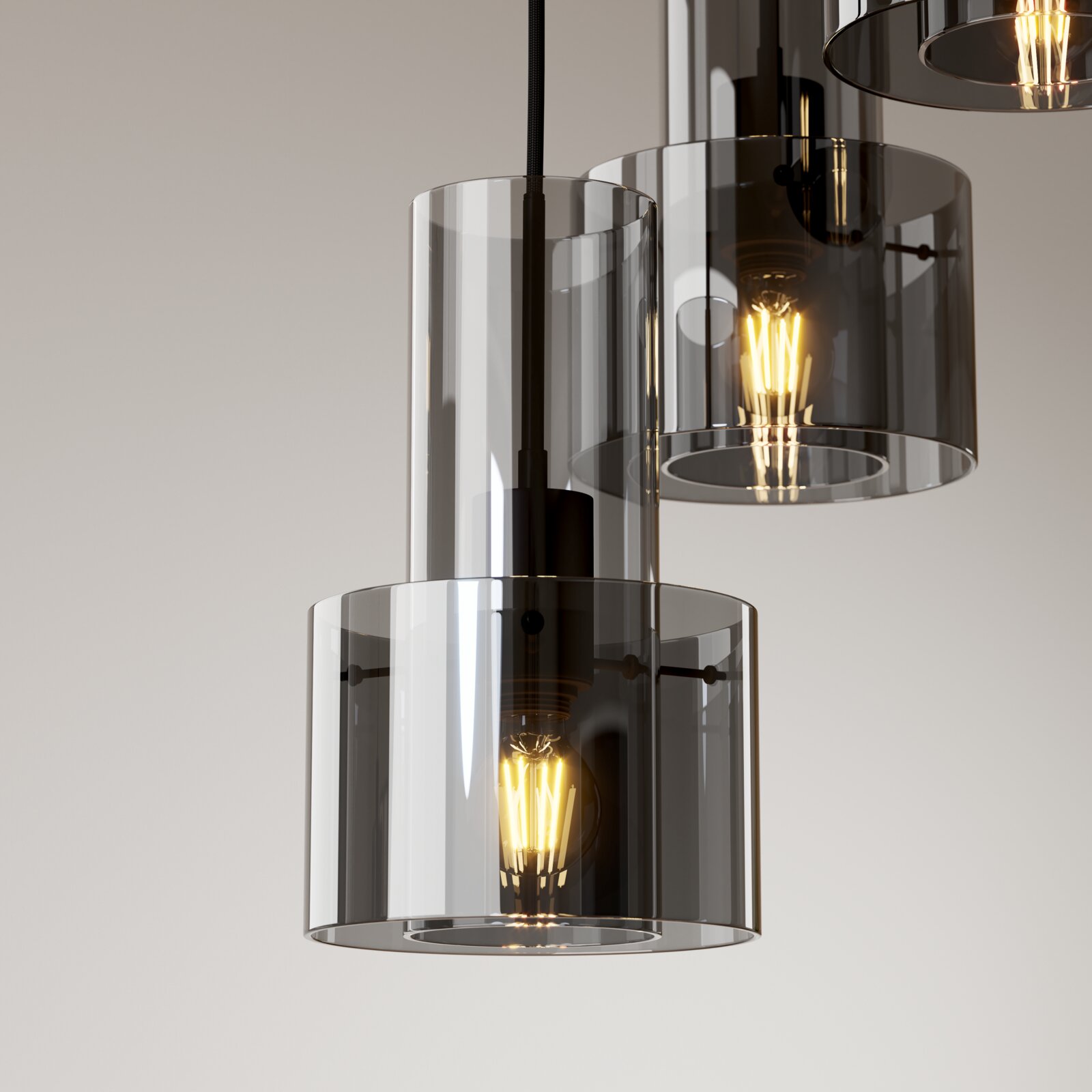 Moderne Pendelleuchte mit zylindrischem, rauchgrauem Glas-Schirm und sichtbarer Edison-Glühbirne, Nahaufnahme aus leicht seitlicher Perspektive vor hellem Hintergrund