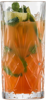 Nahaufnahme eines Longdrinkglases mit geprägtem Muster, gefüllt mit einem orangen Getränk, Eiswürfeln, Minzblättern und Limettenscheiben.