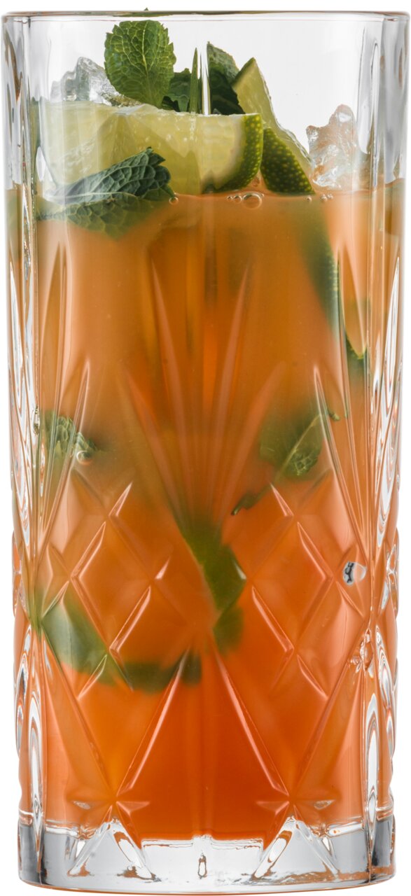 Nahaufnahme eines Longdrinkglases mit geprägtem Muster, gefüllt mit einem orangen Getränk, Eiswürfeln, Minzblättern und Limettenscheiben.