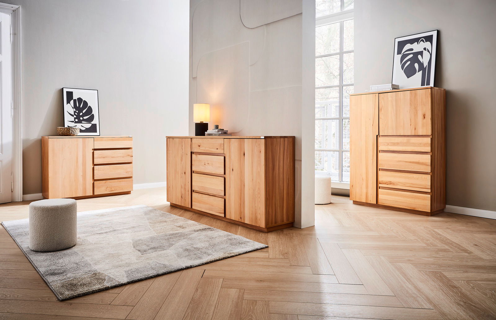 Linea Natura Hoog dressoir LINEA Holzmöbel-Set bestehend aus Sideboard, Kommode und Highboard in einem modernen Wohnzimmer mit hellem Holzboden und natürlichem Licht von der Seite.