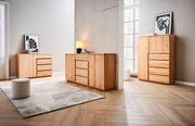 Holzmöbel-Set bestehend aus Sideboard, Kommode und Highboard in einem modernen Wohnzimmer mit hellem Holzboden und natürlichem Licht von der Seite.