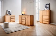 Holzmöbel-Set bestehend aus Sideboard, Kommode und Highboard in einem modernen Wohnzimmer mit hellem Holzboden und natürlichem Licht von der Seite.