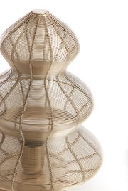 Nahaufnahme einer Tischleuchte mit einem eleganten, geschwungenen Design aus feinen Metallstreben.