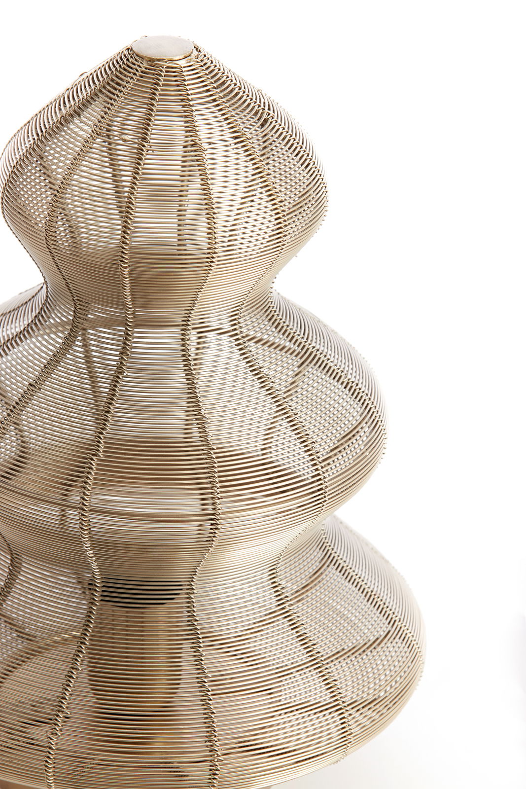 Nahaufnahme einer Tischleuchte mit einem eleganten, geschwungenen Design aus feinen Metallstreben.