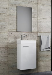 Modernes wandhängendes Badmöbel-Set mit weißem Waschtischunterschrank, Aufsatzwaschbecken, Chrom-Armatur und rechteckigem Spiegel vor beigen Steinfliesen, perspektivische Frontansicht leicht von links.