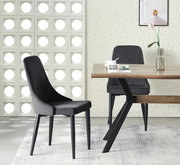 Schwarzer Polster-Esszimmerstuhl mit vertikaler Steppung und schwarzen Beinen neben Holzesstisch mit schwarzem Z-Gestell, seitliche Perspektive im hellen Wohnraum