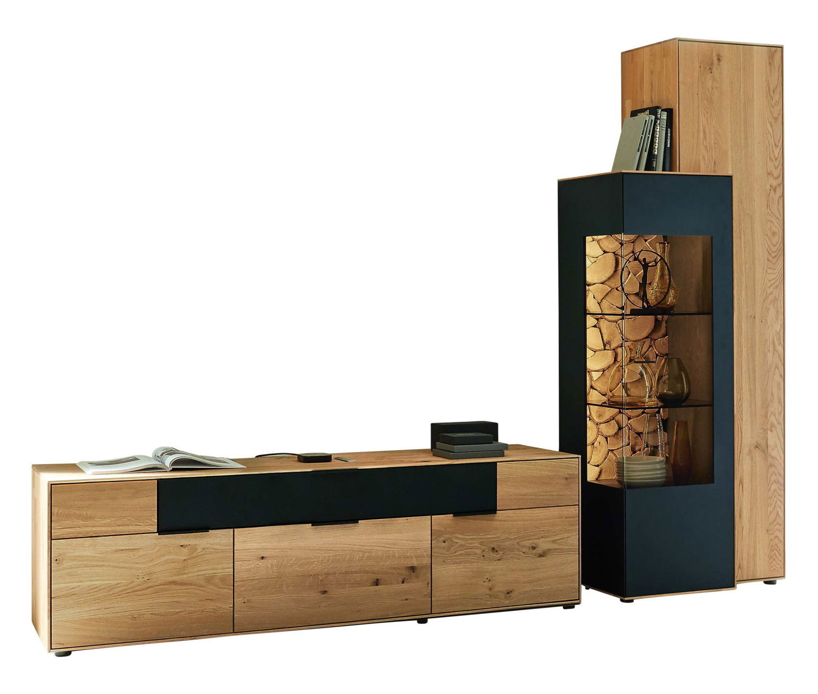 Moderne Wandkombination aus Holz und schwarzem Metall, bestehend aus einem niedrigen Sideboard mit Schubladen und einem hohen Regal mit Glasfront, seitliche Perspektive.