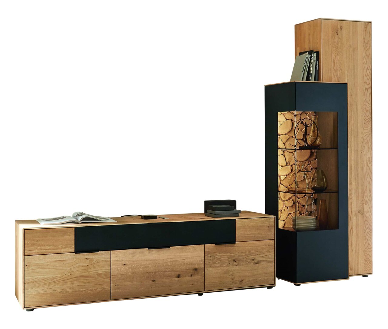 Moderne Wandkombination aus Holz und schwarzem Metall, bestehend aus einem niedrigen Sideboard mit Schubladen und einem hohen Regal mit Glasfront, seitliche Perspektive.