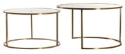 Zwei runde Couchtische in verschiedenen Größen mit goldfarbenem Metallrahmen und Glasplatte, seitliche Perspektive.