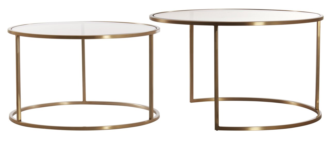 Zwei runde Couchtische in verschiedenen Größen mit goldfarbenem Metallrahmen und Glasplatte, seitliche Perspektive.