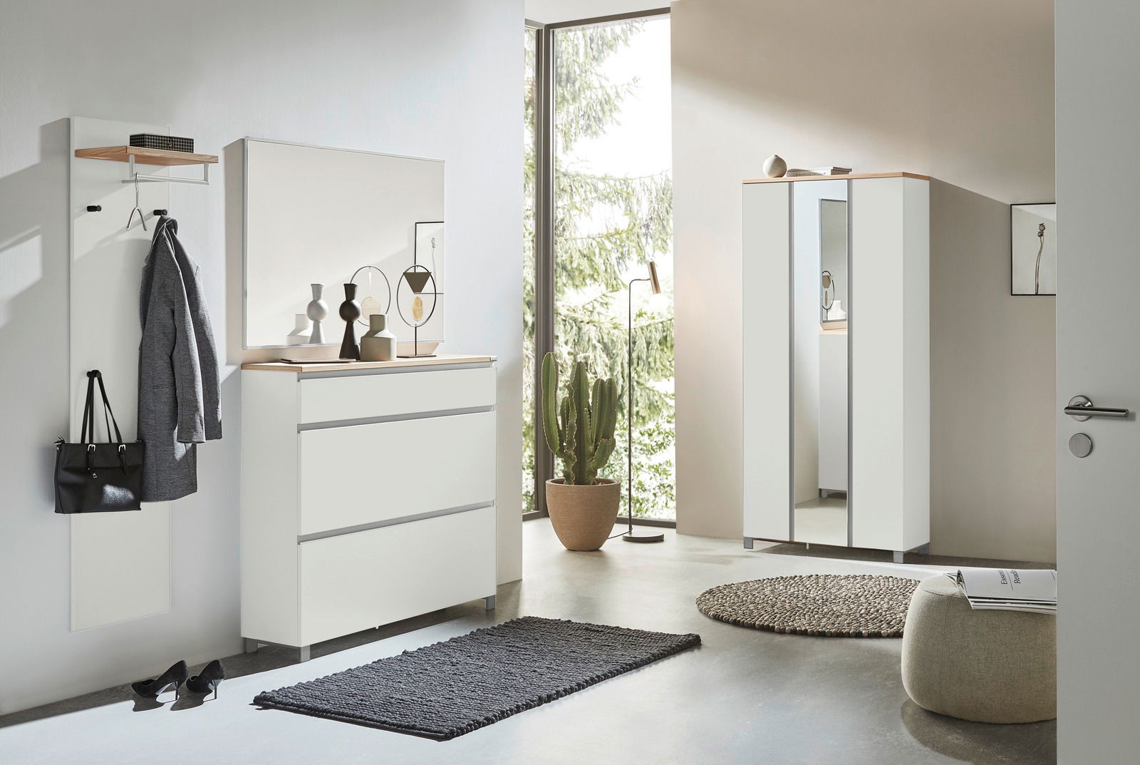 Dieter Knoll Garderoben-Set 4-tlg. SORRENT Moderner Eingangsbereich mit Garderobenmöbeln in Weiß, bestehend aus Schuhschrank, Garderobenpaneel und Spiegel, mit Blick auf eine grüne Außenlandschaft.