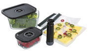 Vakuumier-Set EASYFRESH, 5-tlg, bestehend aus zwei Glasbehältern mit schwarzen Deckeln, einer Vakuumpumpe und Vakuumbeuteln, gefüllt mit frischem Obst und Gemüse, aus der Vogelperspektive.