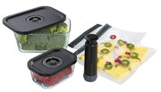 Vakuumier-Set EASYFRESH, 5-tlg, bestehend aus zwei Glasbehältern mit schwarzen Deckeln, einer Vakuumpumpe und Vakuumbeuteln, gefüllt mit frischem Obst und Gemüse, aus der Vogelperspektive.