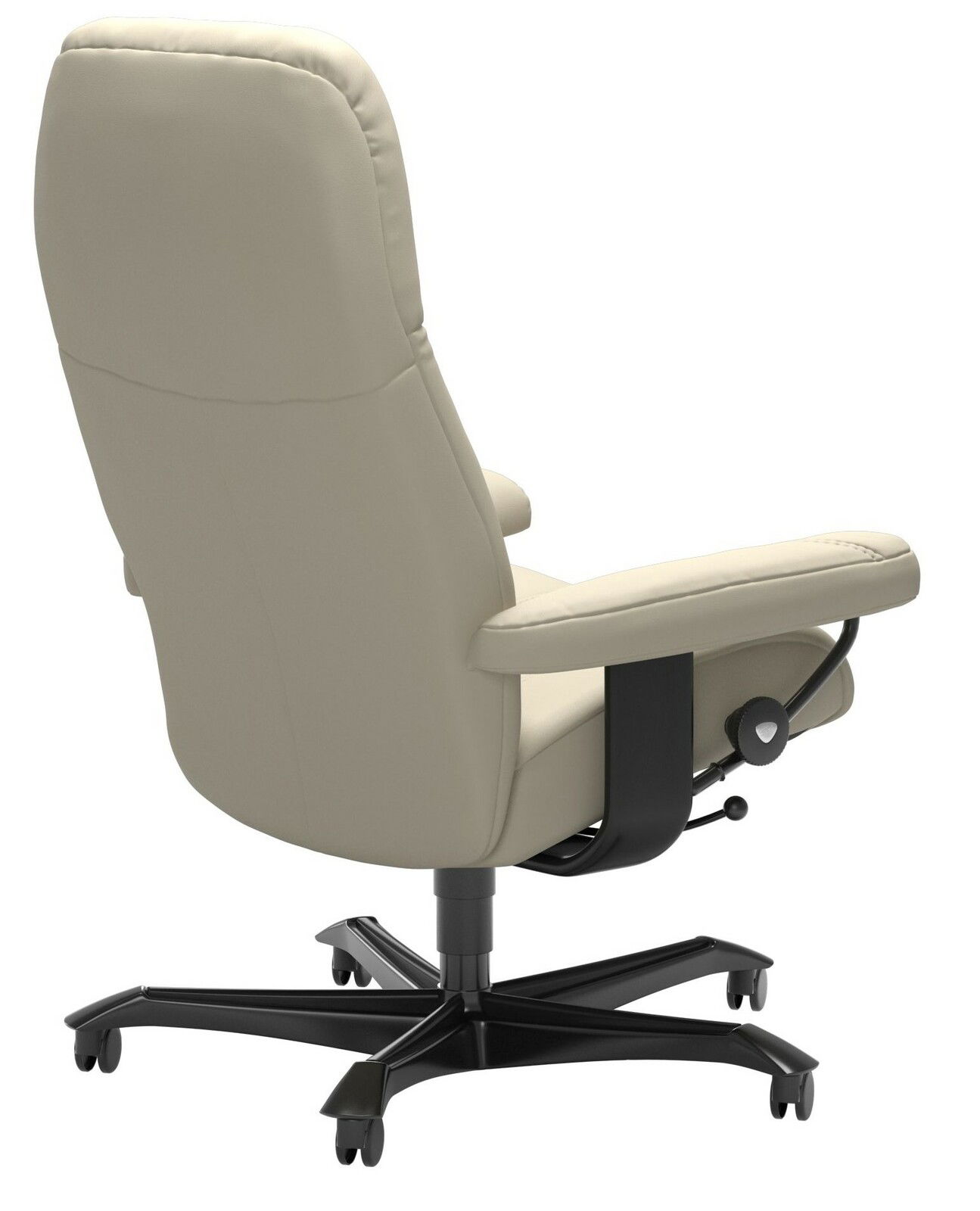 Rückansicht eines beigen Chefsessels mit schwarzem Drehkreuz und Rollen