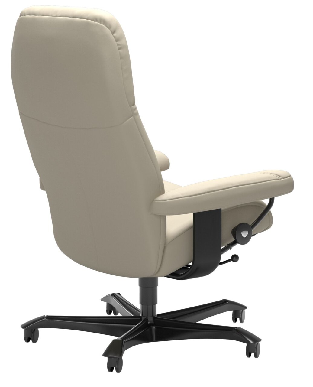 Achterkant van een beige directiestoel met een zwart draaiplateau en wieltjes