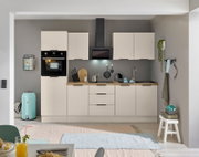Moderne Küchenzeile mit eingebautem Backofen und Kühlschrank, frontal betrachtet.