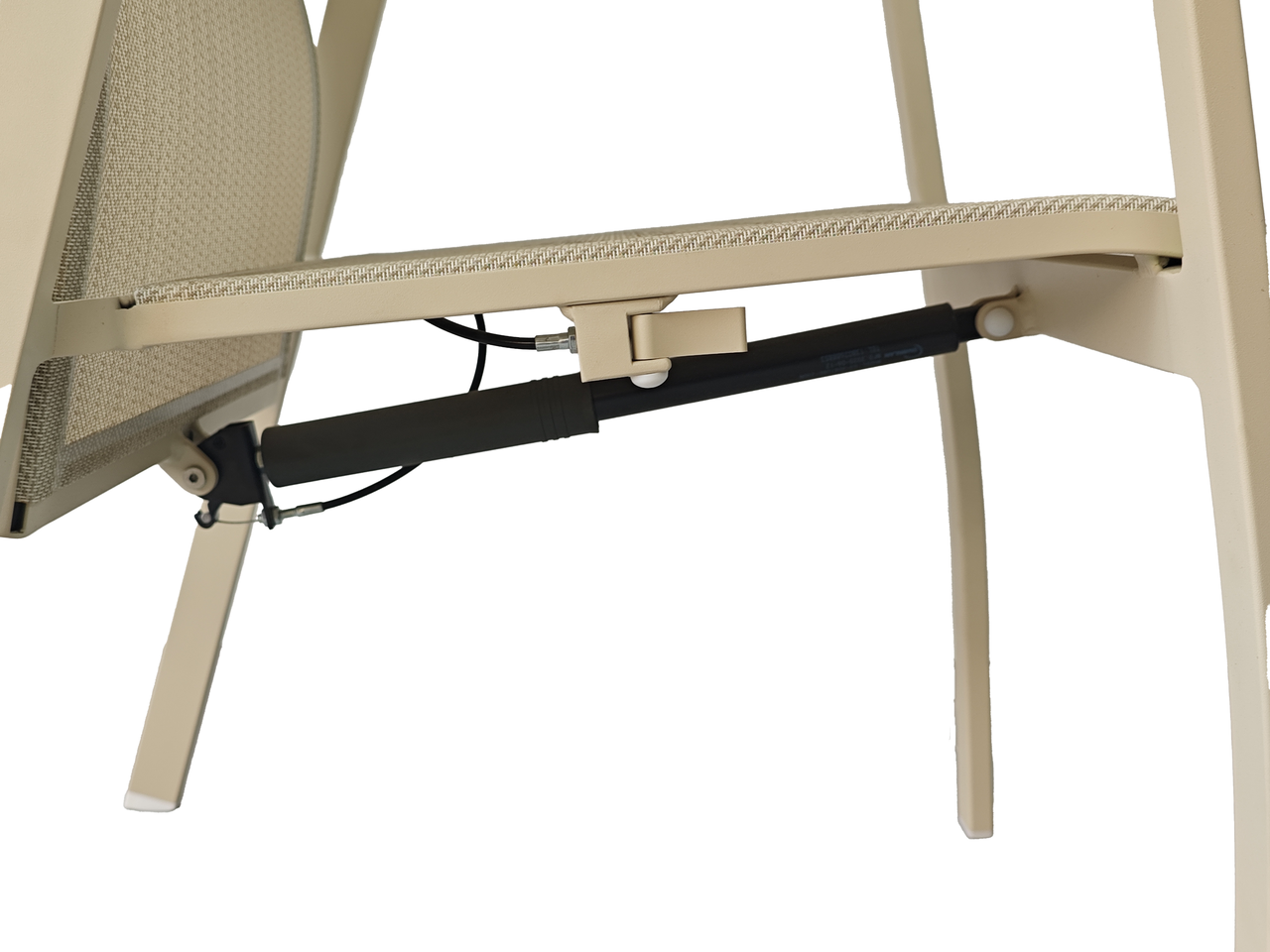 Nahaufnahme eines Gartensessels mit beige Rahmen und verstellbarem Mechanismus, seitliche Perspektive