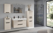 Moderne badkameronderkast in beige met zwarte handgrepen, gezien vanaf de voorkant, onderdeel van een stijlvolle badkamerinrichting met spiegel en wastafel.