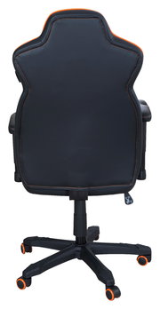 Rückansicht eines Gaming-Stuhls mit schwarzem Bezug und orangefarbenen Nähten, auf einem fünfarmigen Fuß mit Rollen.