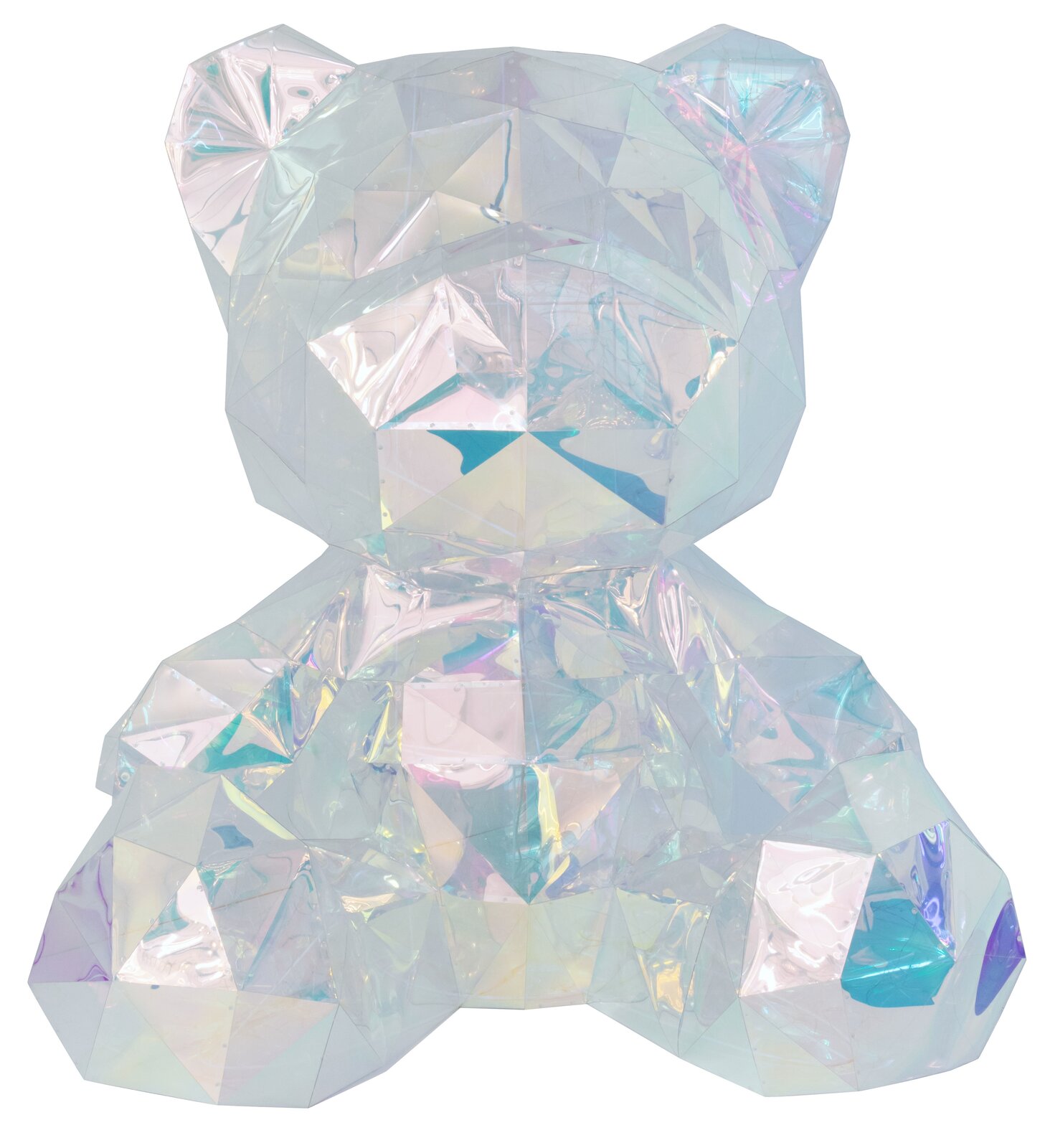 Irisierender, facettierter Teddybär aus transparentem Kunststoff/Harz mit holografischem Schimmer, frontal aus der Vorderansicht freigestellt auf weißem Hintergrund