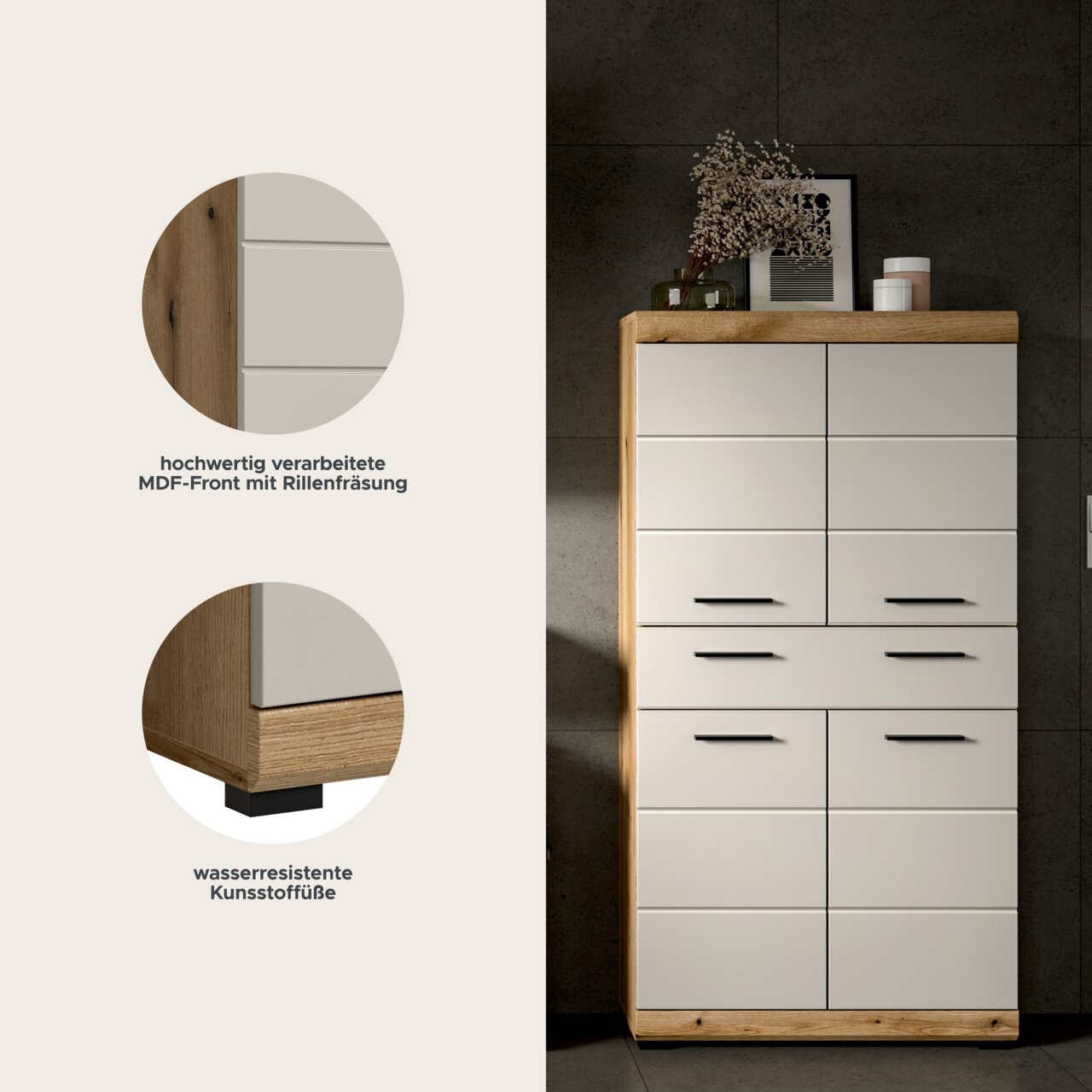 Moderne Kommode/Highboard mit weißer MDF-Front mit Rillenfräsung, Holzrahmen und schwarzen Griffen, freigestellt im Wohnraum – Frontansicht in leichter Perspektive von vorn.