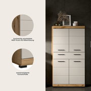Moderne Kommode/Highboard mit weißer MDF-Front mit Rillenfräsung, Holzrahmen und schwarzen Griffen, freigestellt im Wohnraum – Frontansicht in leichter Perspektive von vorn.