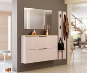 Moderne Garderobenleiste in einem Flur, mit mehreren Haken für Jacken und Taschen, aus einer seitlichen Perspektive betrachtet.