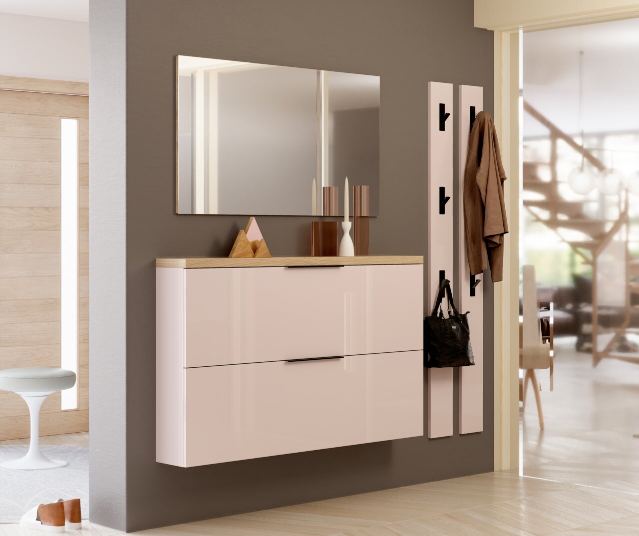 Moderne Garderobenleiste in einem Flur, mit mehreren Haken für Jacken und Taschen, aus einer seitlichen Perspektive betrachtet.