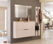 Moderne Garderobenleiste in einem Flur, mit mehreren Haken für Jacken und Taschen, aus einer seitlichen Perspektive betrachtet.