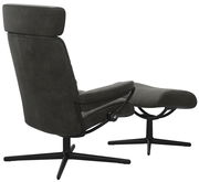 Rückansicht eines Einzelsessels mit Kopfstütze und passendem Hocker in dunklem Stoffbezug, auf schwarzem Drehgestell.