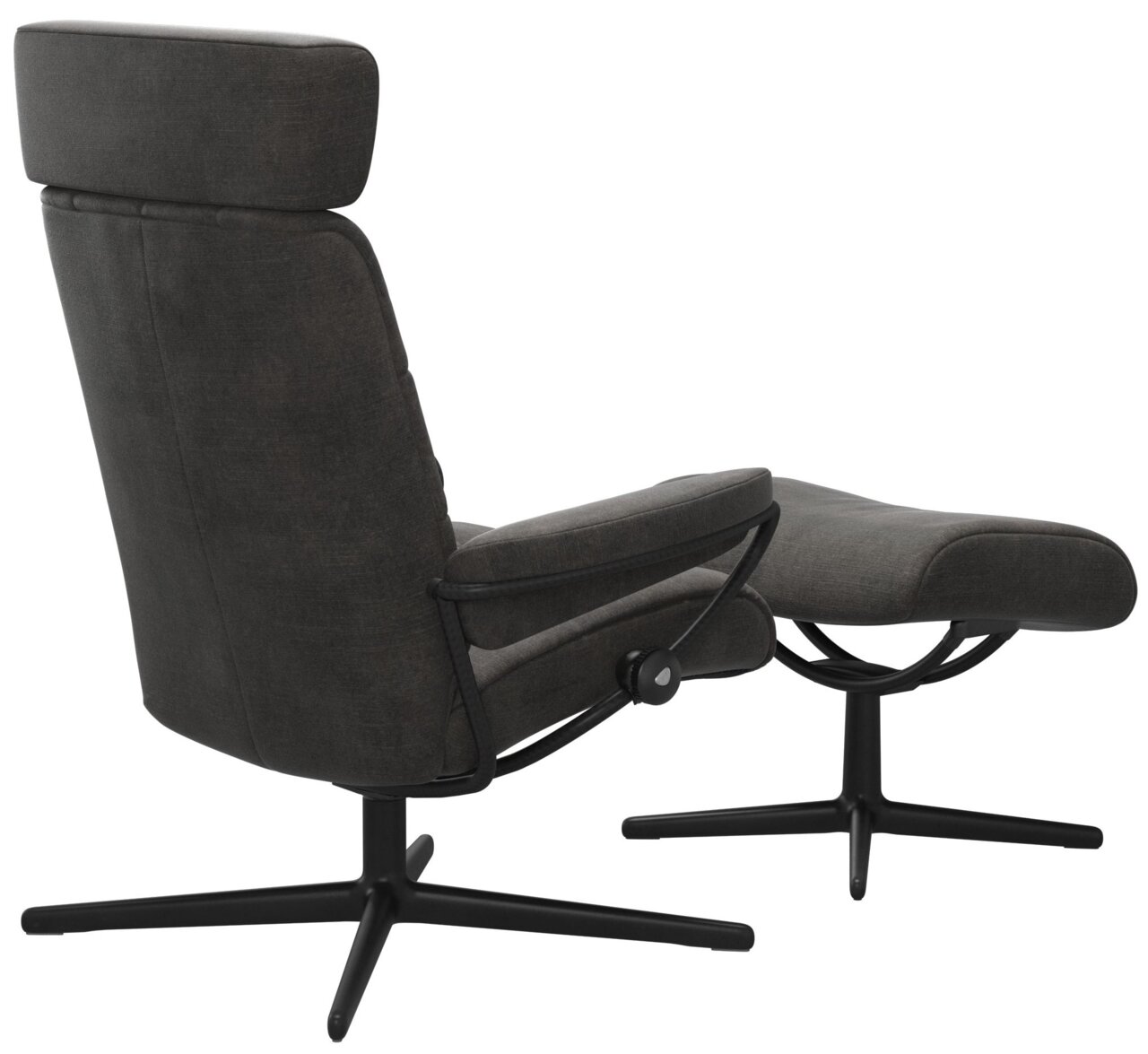 Achterkant van een fauteuil met hoofdsteun en bijpassende voetenbank, bekleed met donkere stof, op een zwart draaipootonderstel.