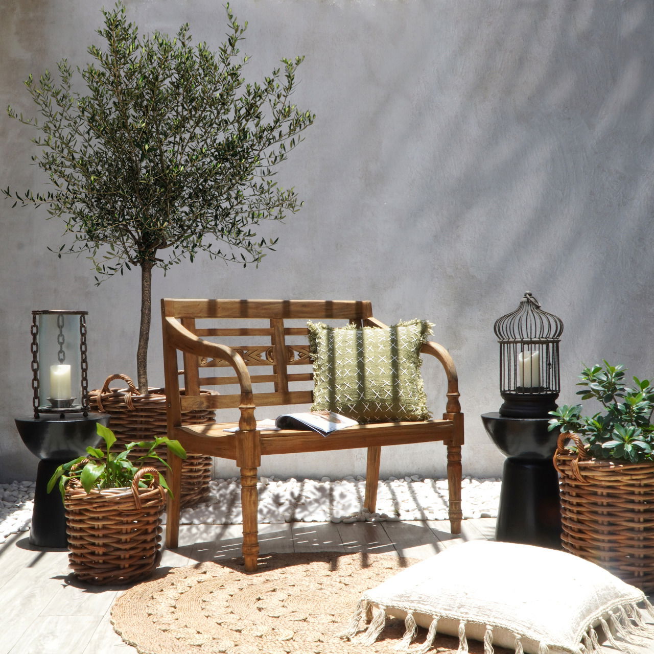 Holzgartenbank für zwei Personen in einem stilvollen Außenbereich, umgeben von Pflanzen und Dekorationen, seitliche Perspektive