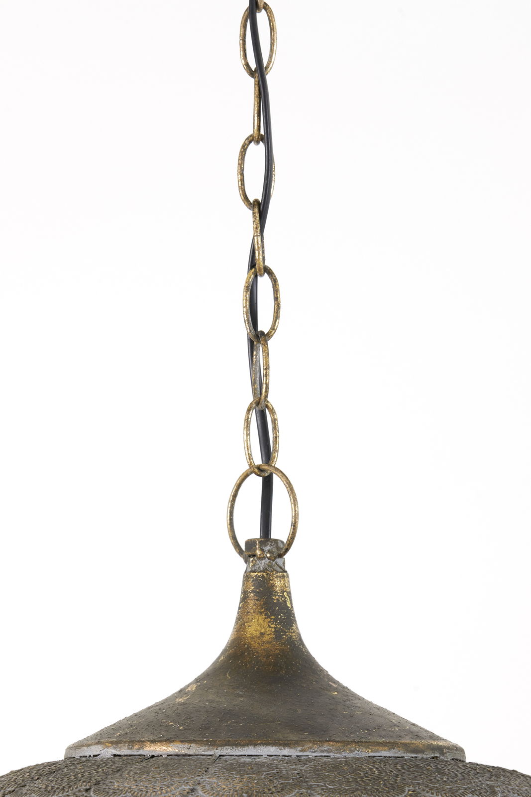 Detailansicht einer Hängeleuchte mit antikem Finish und Kettenaufhängung.