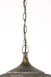Detailansicht einer Hängeleuchte mit antikem Finish und Kettenaufhängung.